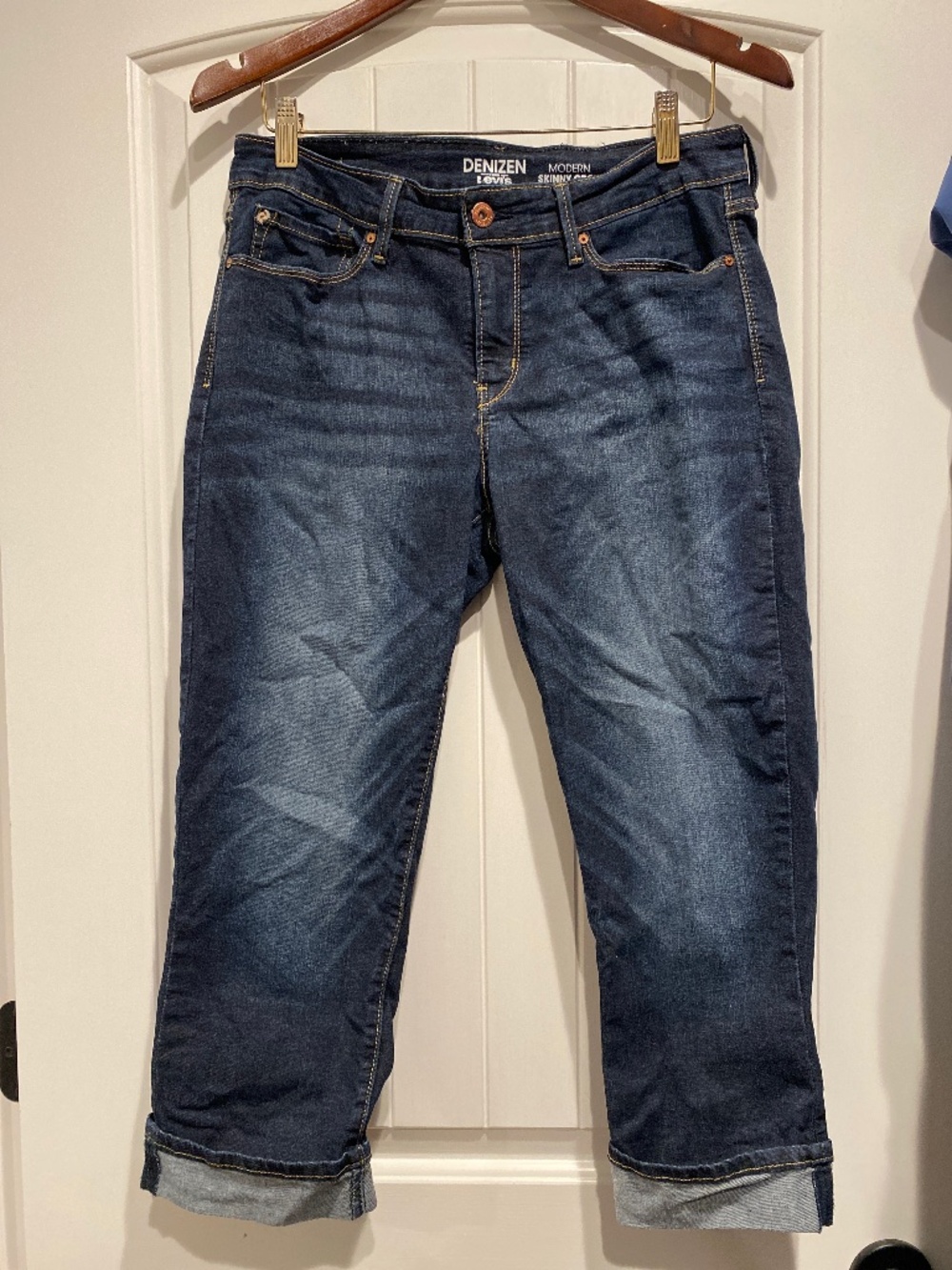 Dark blue Levi’s jean capris